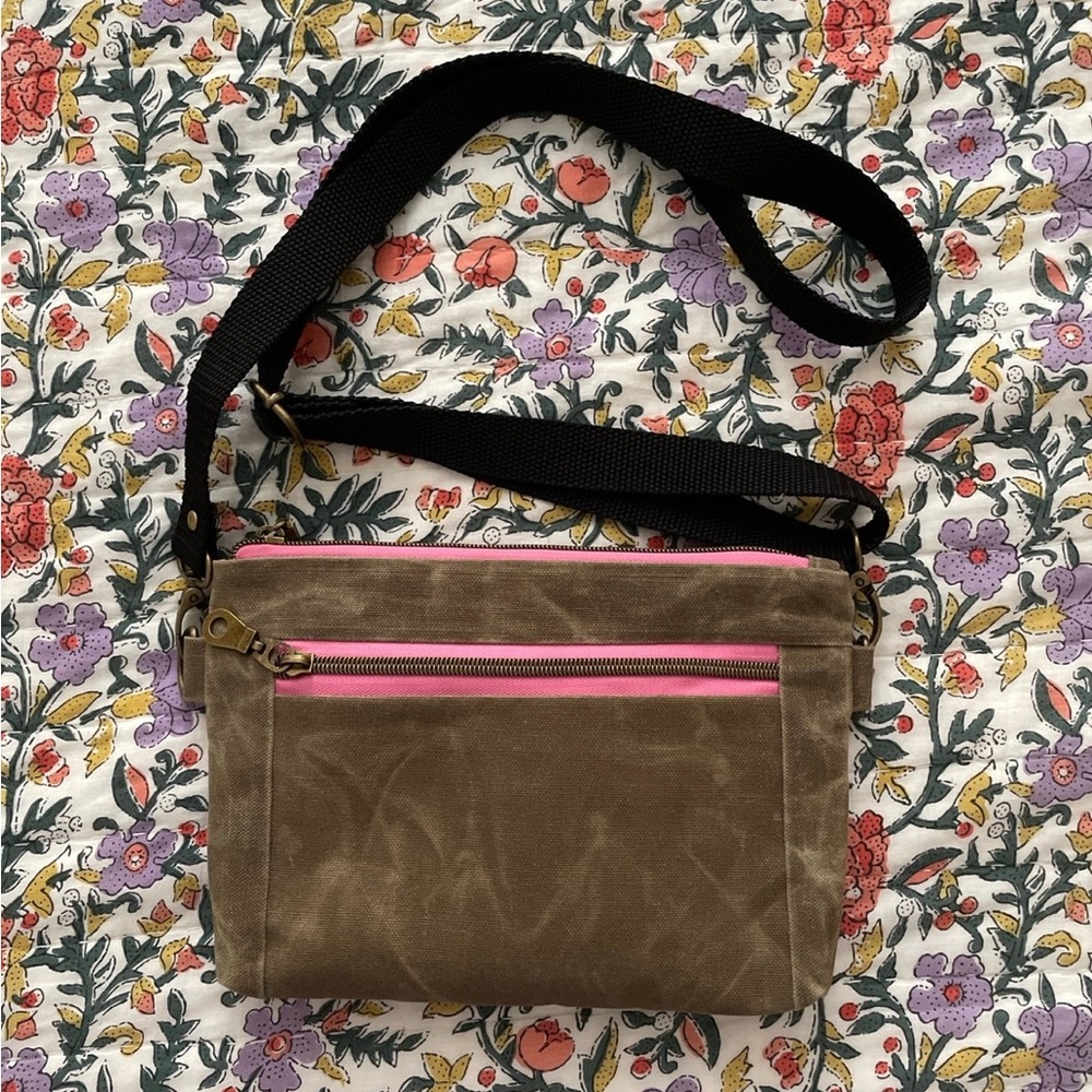 Crossbody waxed canvas bag - small brand (Lisa Mareé)